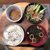 今日の朝食ワンプレート ・白米、わかめのみそ汁、もやしのおひたし、小粒納豆