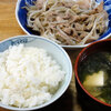 今日の食べ物　朝食に豚肉ともやしと舞茸の炒め物