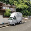 スタッフは裏山へ。僕は窓の前の伸びた庭木を