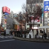 年末の新宿駅付近