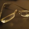 真っ二つに破損した眼鏡のフレームはボンドでくっつくか?
