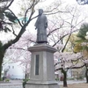 雨上がりの稲葉三右衛門像