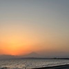 春の海・春潮を詠んだ短歌２　　鰤季（ぶりどき）をすぎて鯖季（さばどき）となりにけり日に日に青む春潮のいろ　岡部文夫　　つららはや冬の骨さへゆるびつつ春潮くらき沖に対（むか） ふも　馬場あき子　　春の海みんと尾根みち往くほどに相模のうみのけぶりつつみゆ　島田修二　　春潮になびく海藻（うみも）を想ふとき顕（た）つおもかげも遥かになりぬ　石川不二子　　耳大きな一兵卒の亡き父よ春の怒濤を聞きすましいむ　寺山修司　　玄海の春の入り江は潮満ちて波ひとつまたひとつもみあぐ　阿木津英