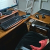 部屋のPC周りの配線をスパイラルチューブを使ったりPCの位置を移動したりですっきりさせた。