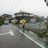 登校の風景：強い風雨の朝