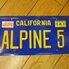 単なる飾りじゃない！ALPINE当時物カリフォルニアナンバープレートが、あなたのガレージをタイムカプセルに変える理由