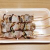 タムさんの焼トンと、佐渡のブリ刺を塩水処理し日曜日の昼酒すたーと😋