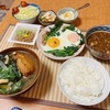 ベーコンエッグに、三陸産わかめと色々入れた具だくさん味噌汁の朝ご飯