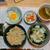 玉子かけご飯。カットわかめ、いりこ、モヤシ、大根の即席味噌汁。
