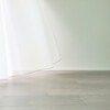 【風に揺れるカーテン】