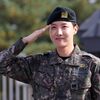 BTS「J-HOPE」1年半の服務を終えて本日（10月17日）除隊…6月に除隊していたジンが花束で出迎え