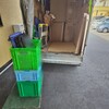 軽トラックの荷台の最後の荷物を下ろしたら、