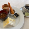 驚き！エビフライが倒立しているモーニング