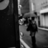 冷たい雨が降る町での居合切り