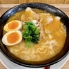 【今週のラーメン５１４２】ワンタンメンの満月 三鷹店（東京・三鷹）スタミナワンタンメン ＋ 皿ワンタン ＋ キリン一番搾り生ジョッキ ＋ 純米本辛口 初孫 魔斬　〜優しい味わいの中にピリ辛の遊び心！妙にハマるノスタルジックスタミナワンタン麺！