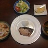 ブリの塩焼と炊き込みご飯、山芋のチーズ焼き