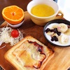 今日の朝食ワンプレート、チーズベーコントースト、かぼちゃスープ、デコポン、バナナヨーグルトブルーベリーソース