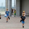 登校の風景　昇降口で