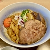 【今週のラーメン５３４４】手打麺祭 かめ囲（東京・柴崎）あぶらそば こってり鶏油 ＋ 炙りチーズ追い飯 ＋ キリンハートランドビール　〜極太麺と醤鶏油が絡む飴色油そば！本能に響くほどの旨さ！ビールと相性最高！