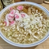 【今週のラーメン５５０１】らーめん 高尾（東京・荻窪）らーめん ネギ増し なると増し ＋ メンマ皿 ＋ わかめ青菜皿 ＋ まかないチャーシュー皿 ＋ サッポロ赤星３本
