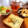 今日の朝食ワンプレート、チーズトースト、紅茶、レタスサラダ、バナナブルーベリーグラノーラヨーグルト