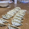 餃子をつつむ