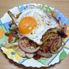 レッドオニオンとソーセージを使ったソース味の焼きそば　より。