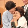 高畑淳子、息子・裕太の質問を口ふさいでガード「暴力的ですみません」 | ORICON NEWS 