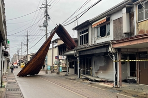 上越市で強風被害　本町1の火災跡の民家のトタン屋根剥がれ本町通り一時塞ぐ