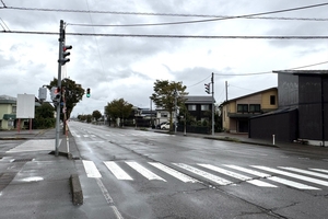 上越市昭和町1の山麓線交差点でバイクと車が衝突　バイクの男子高校生が死亡