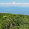 笙ヶ岳一峰の向こうには庄内平野