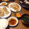 5/4のウィークック晩御飯、餃子とパプリカのマリネとわかめスープ