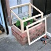 小さな花壇に温室　DIY