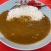 ドライブイン一幸舎空港店で豚骨カレーライスなどを食べるおじさん