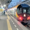 午前6時に発車するJR四国8600系特急電車