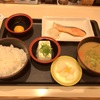 港南区上大岡西 パサージュの「松のや 上大岡店」で焼鮭定食冷奴豚汁