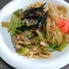 我が家のランチタイム　ソース味の焼うどんの一皿　より。 