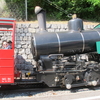 小さな機関車が押して登る登山列車