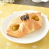 ファミリーマートから「おいものクロワッサン」が新登場！芋あんを包んで焼き上げたコンビニ菓子パン新商品です