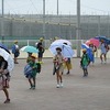 登校後の風景①：雨の日、昇降口、１年生の教室へ