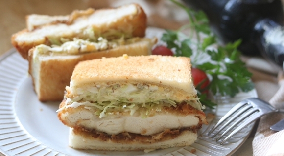 ジューシーでサクサクのチキンカツサンドが鶏ムネ肉で作れちゃう！【ホマレ姉さんのレシピ】
