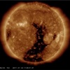 太陽が２つに分裂か  太陽の表面に拡大する黒い穴