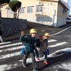 登校の風景：雨上がり　花もきれいです