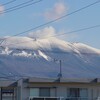 「佐久の季節便り」、晩春の「浅間山」は、筋状に残雪が゛…。