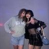 BLACKPINK・リサ、テイラー・スウィフトのLIVE後の2ショット