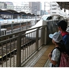 名古屋発東京行き。7月末土曜日の新幹線の座席予約は複数人なら10日前でギリギリ。7月末の平日夕方の東京発名古屋行きの切符は2時間前でギリギリ。