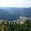 桜越しに見る中国山地は雄大で美しい神ノ倉山