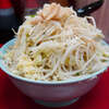 ラーメン二郎 中山駅前店 - 厚み3.5cmくらいあった見た目固そうな豚が、予想に反して感動レベルにホロホロ。これは汁なしでは得られなかっただろう。麺は小気味良くいくらでも食べられそう。これを啜っている間は何もかも忘れられる。今更間違いようのない一杯。