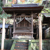 手長神社境内にある旧本殿こと弥栄神社の御柱