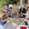 今日もブドウ収穫体験会・・・ブドウを食べる鶏のサクラの動画